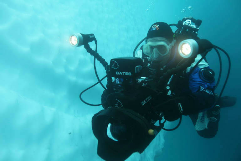 un plongeur photogrape avec son équipement