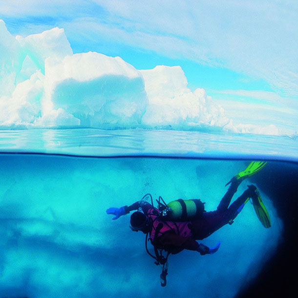 le plongeur sous-marin touche un iceberg