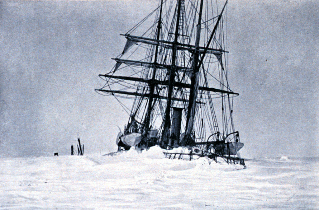 Le bateau Belgica de l'expédition de Gerlache enfoui dans la neige hivernale antarctique