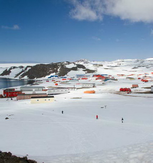 Survol de la base Frei avant l'atterrissage