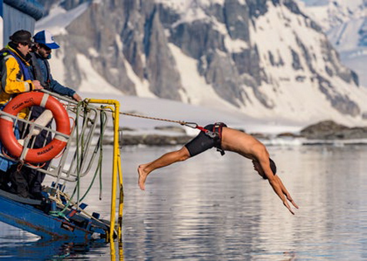un homme plonge depuis le bateau