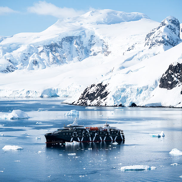 le Magellan Explorer au mouillage en Antarctique