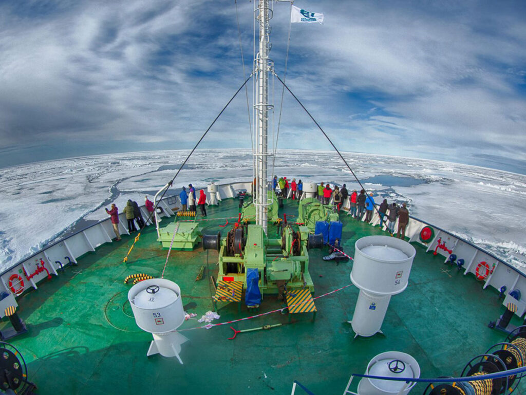 vue de la proue de l'Orltelius dans les glaces