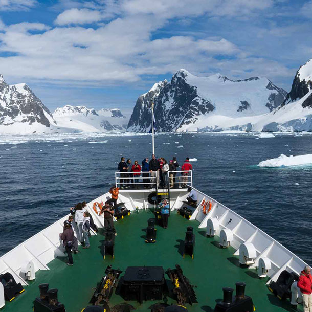 vue de la proue du bateau dans le chenal Lemaire