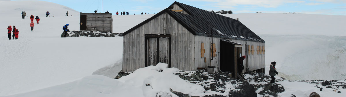 photo de la cabane en bois  de la base W sur l'ile Détaille en Antarctique sous le cercle polaire