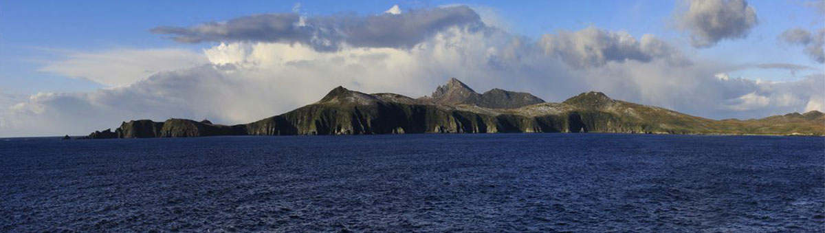 ile du horn vue depuis le cap en bateau