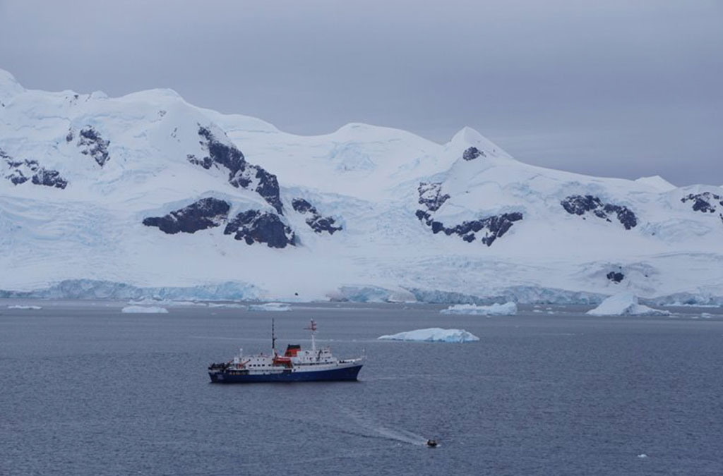 le bateau Ushuaia au mouillage en Antarctique