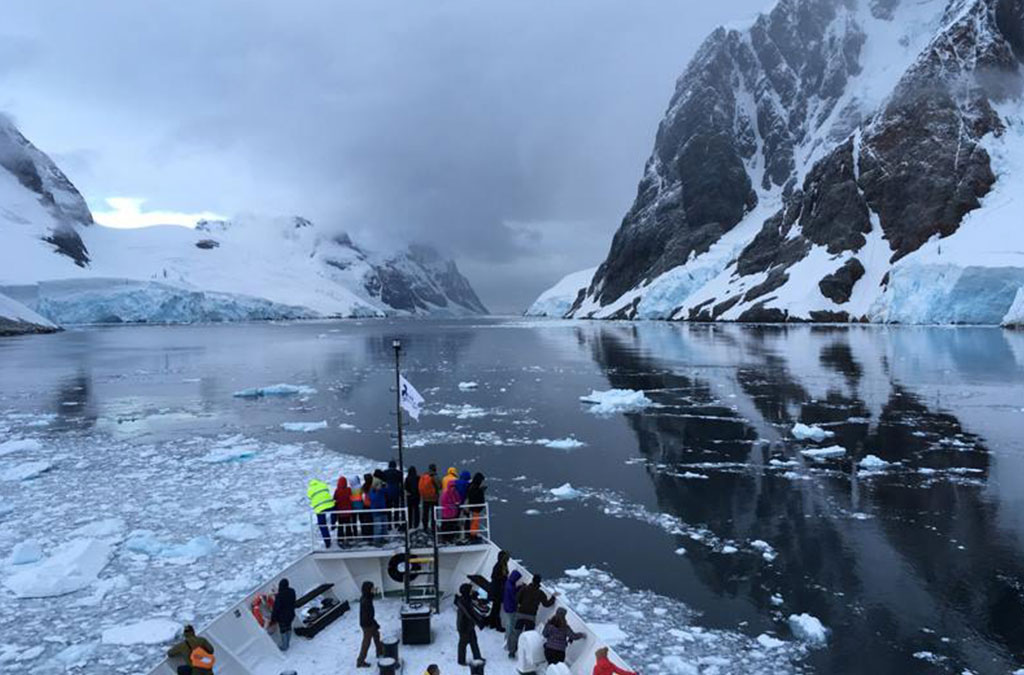 Le bateau UShuaia entre dans le chenal Lemaire