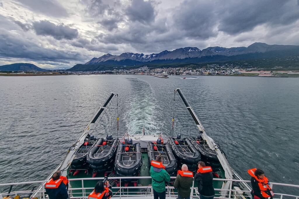 vue de ushuaia depuis l'arrière du bateau qui quitte le port