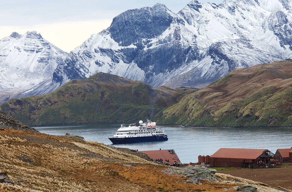 le bateau Sea Spirit au mouillage devant l'ancienne station balénière de Grytviken