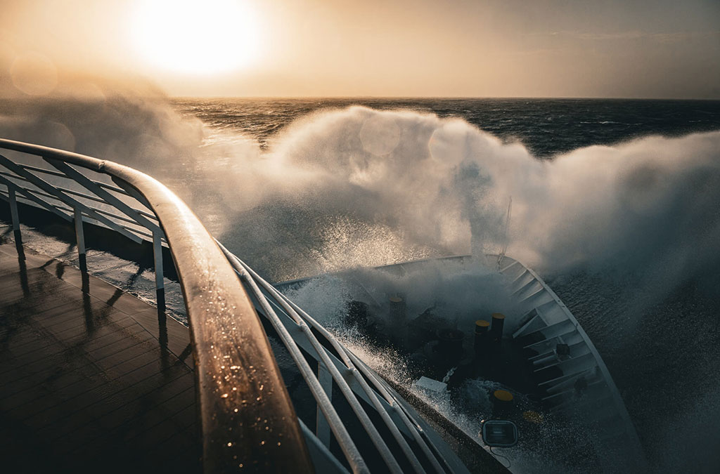 photo en contre jour du bateau Sea Spirit dans les vagues du passage drake au coucher de soleil
