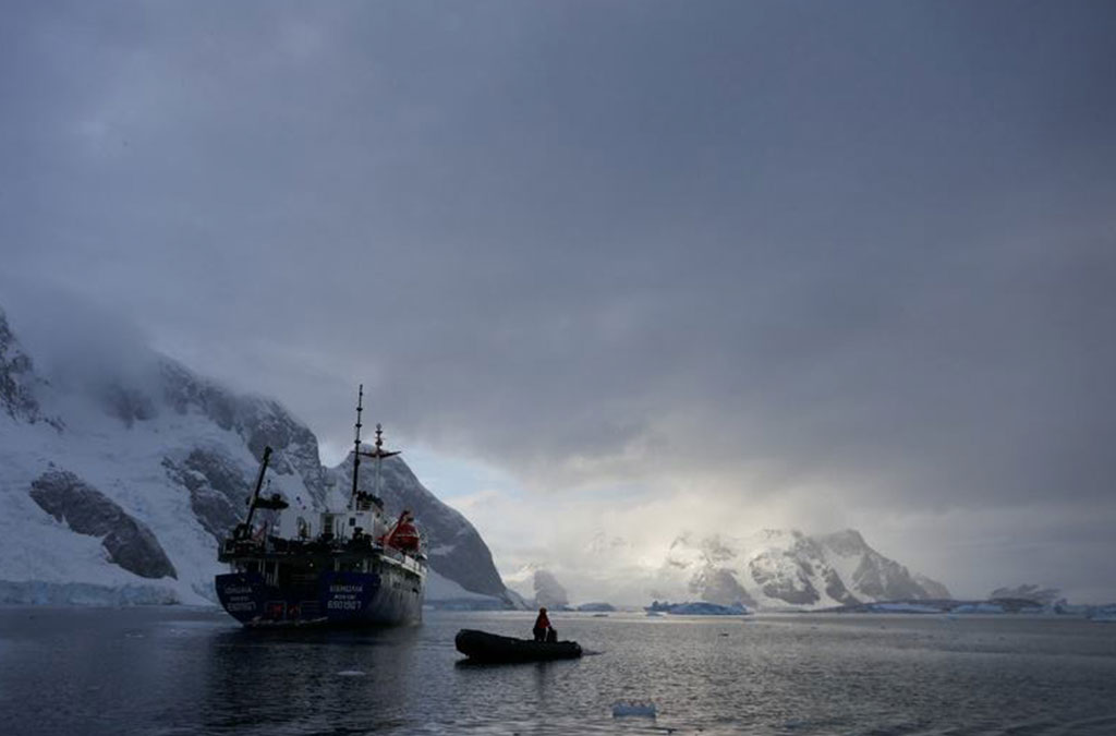 le zodiac s'approche du bateau
