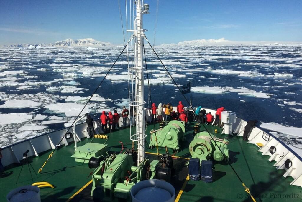 le bateau dans crystal Sound au milieu de la glace