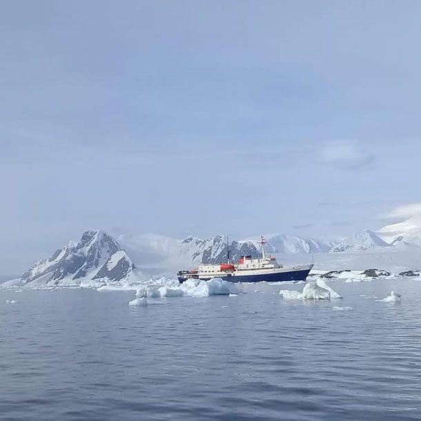 le bateau Ushuaia en croisière au cercle polaire