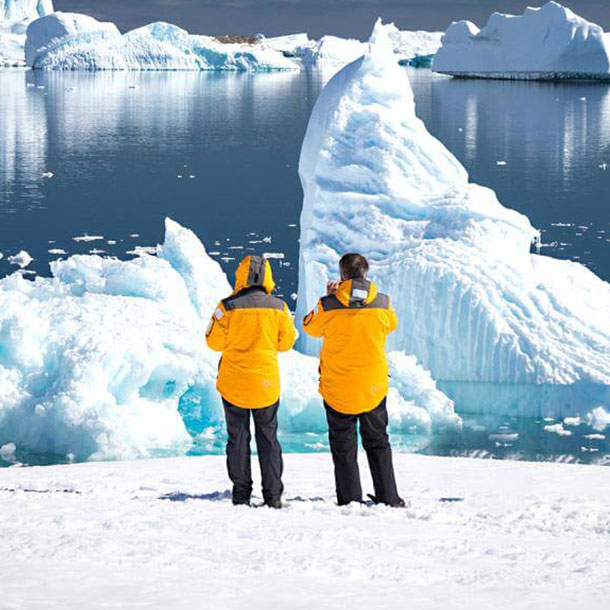 2 passagers contemplent la baie de port charcot