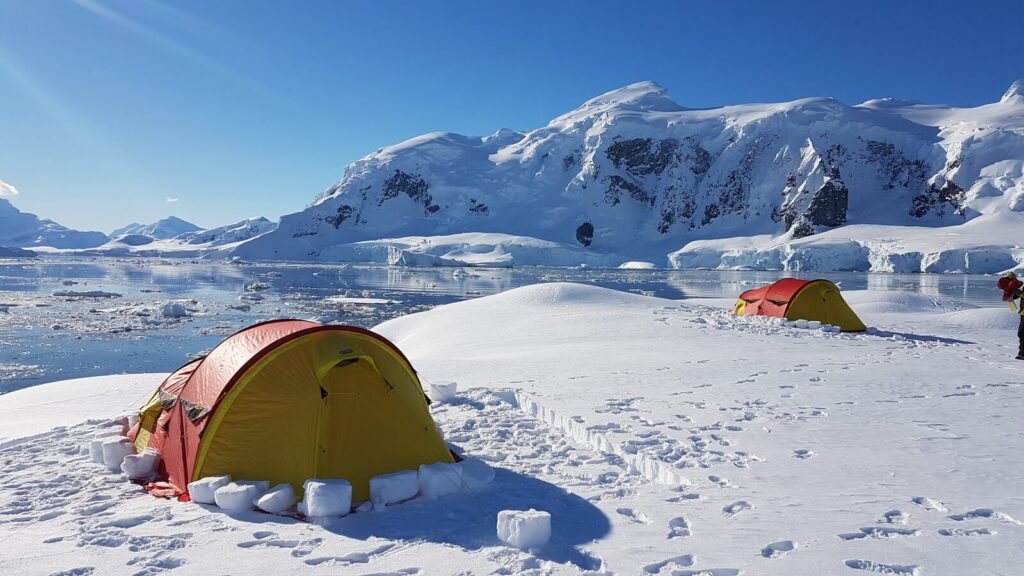 les tentes devant la baie en antarctique