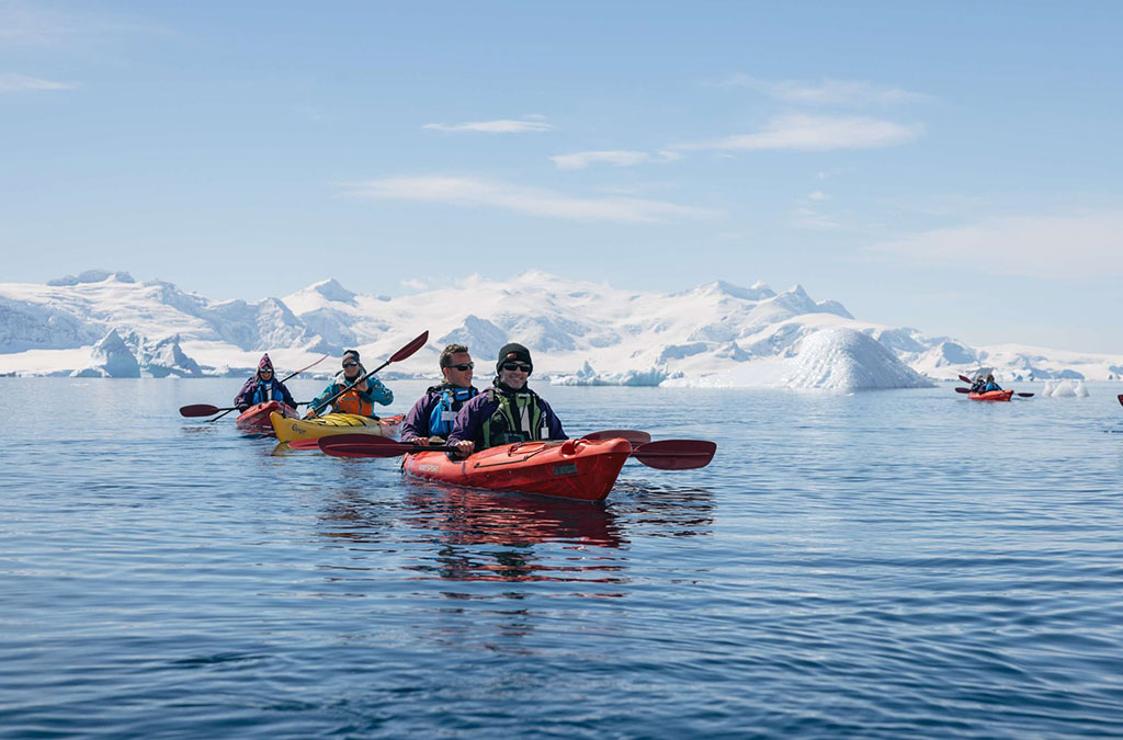 photo au ras de l'eau avec des kayak qui arrive sur nous