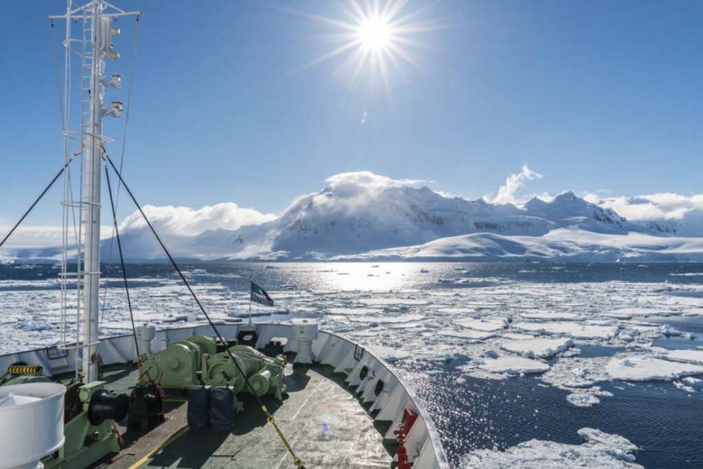 la proue du bateau dans les glaces polaires