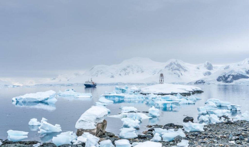 bateau dans les glaces polaires