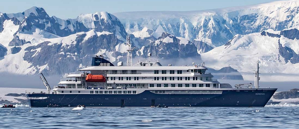 Le bateau Hondius vu de prfil devant les montagnes