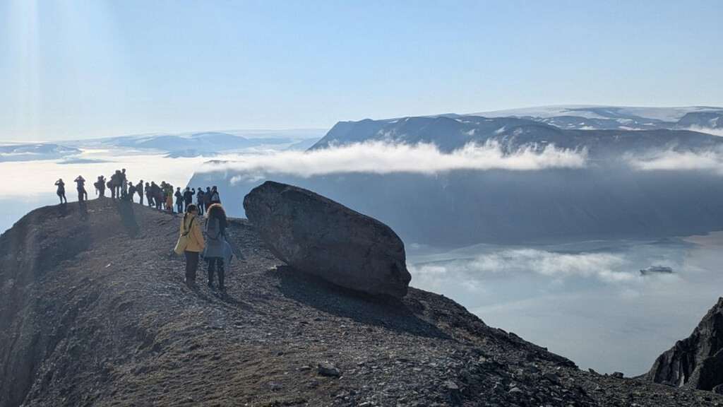 vue des hauteurs pendant une Randonnée sur le shauteurs de Kvitøya