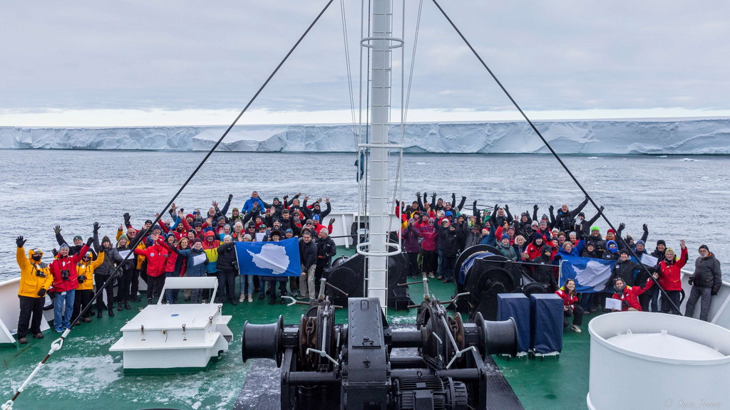 l'équipage sur la proue devant la plateforme de glace de la nouvelle souabe