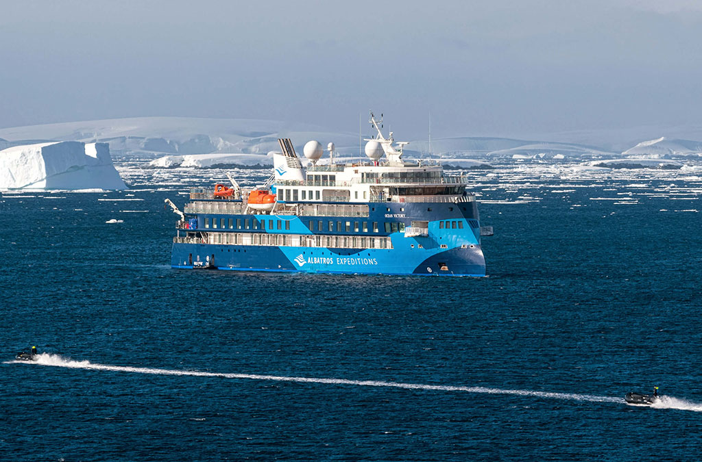 Ocean Albatros vue en mer avec les zodiac
