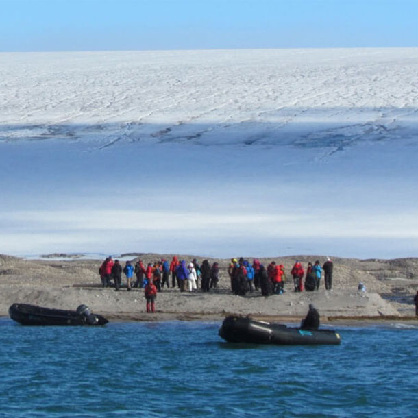 Groupe de personnes sur la glace.