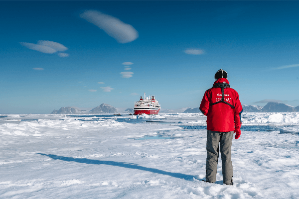 un passager debout sur la glace s'est éloigné du bateau au cours d'une promenade