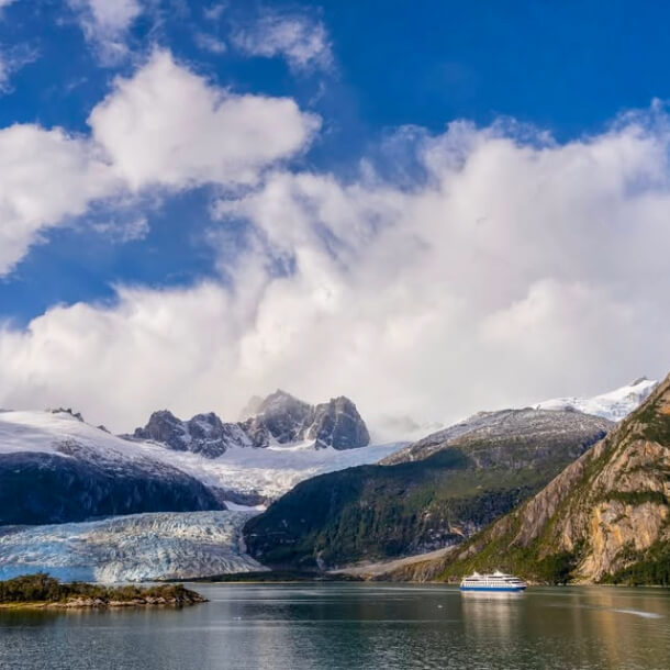 Le ventus australis dans le seno Pia devant le glacier Pia et la cordillère Darwin